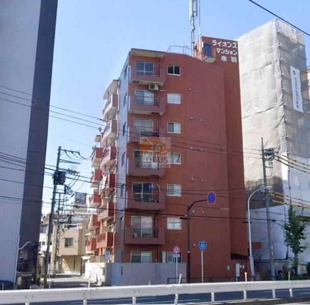 ライオンズマンション赤羽外観２｜ライオンズマンション赤羽は、1979年（昭和54年）に建てられた7階建てのマンションです。