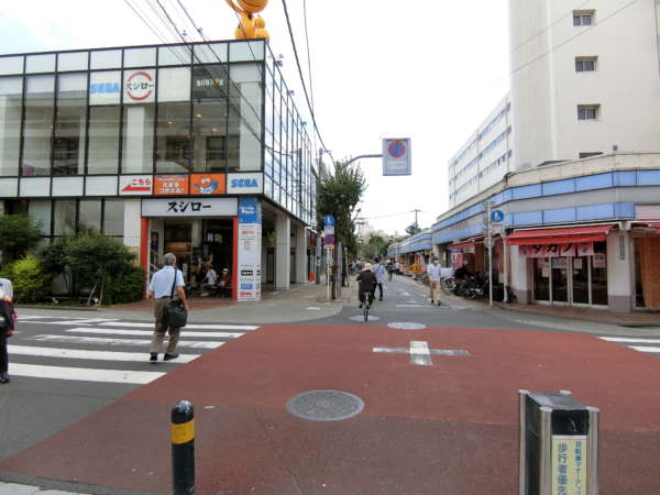 日商岩井竹の塚マンションアプローチ4｜駅周辺も大変賑わいのがある様子がありました。多くの人が往来しています。
