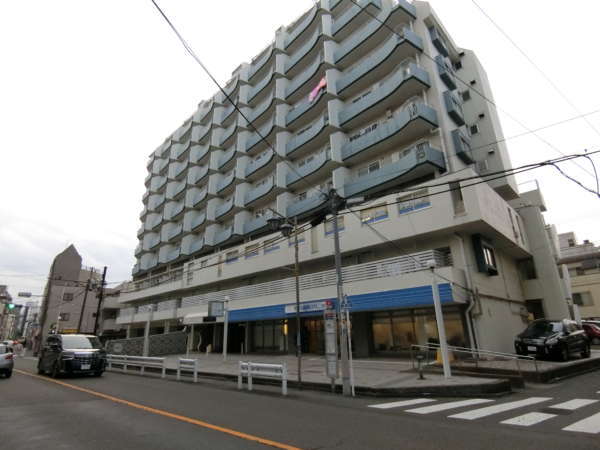 マンション中野ソレイユ外観共用部2｜マンション中野ソレイユは昭和４７年３月築、１２階建てのマンションです。中野駅から徒歩５分と利便性は良好で、中野通りがアプローチとなり、商店街がにぎわっていてたいへん便利です。