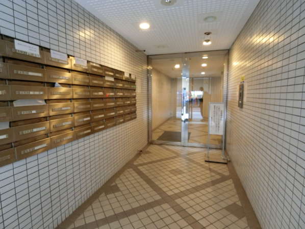 藤和高円寺コープ外観共用部6｜エントランスに入るとこじんまりとしながらも整然とした印象を受けます。