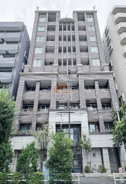 シティハウス新宿柏木は、平成16年築、小滝橋通り沿いにすっきりと伸びるスタイリッシュな10階建て。住友不動産らしい洗練されたフォルムに、街ゆく人も思わず目をとめています。休日の午後、青空に映える外壁が心地よい都心暮らしの一場面を演出しています。