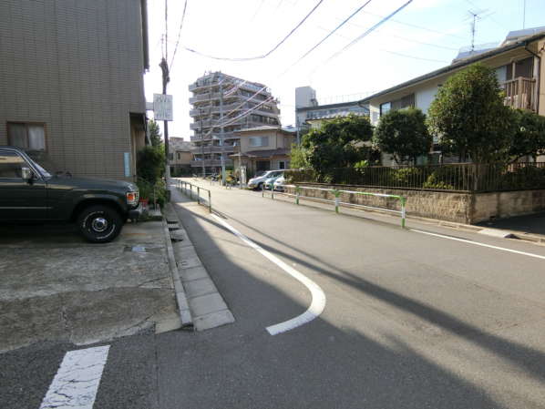 キャッスルマンション千早町アプローチ3｜普通の住宅地の中を通り抜けます。車の交通量も多くありませんので、朝の通勤はすがすがしく快適です。