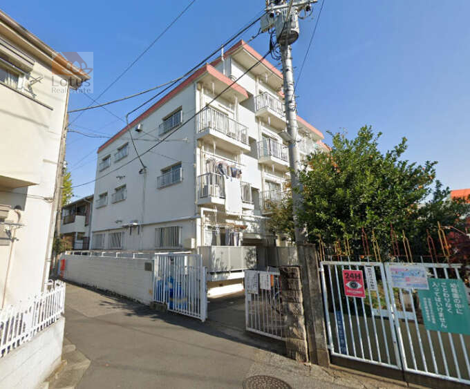 幡ヶ谷ローヤルコーポ外観２｜幡ヶ谷ローヤルコーポは昭和44年築、４階建てのマンションです。エレベーターはありません。周辺は閑静な住環境です。京王線「幡ヶ谷」駅、丸の内線「中野新橋」駅、大江戸線「西新宿五丁目」駅などが利用可です。