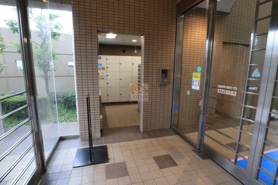 東急ドエルアルスお花茶屋共用部1｜エントランスはオートロック完備で安心です。