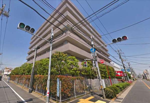 ファミール新小岩外観１｜ファミール新小岩は平成３年完成の７階建てのマンションです。周辺は比較的低層の建物が多く、角地にあります。