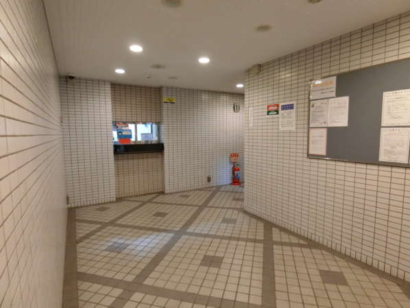 藤和高円寺コープ外観共用部4｜エントランスに入るとすぐ管理人さんのブースがあります。平時は目を配らせてくれています。
