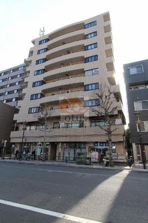 早稲田通り沿いというのも、さほどうるさくない通りです。むしろ早大生のほうがうるさいかもしれません。このあたりは、高田馬場で降りてきた早大生が鈴なりに本部キャンパスまで歩いていきます。ここから大学に向かって少し坂を下る感じなんですね。