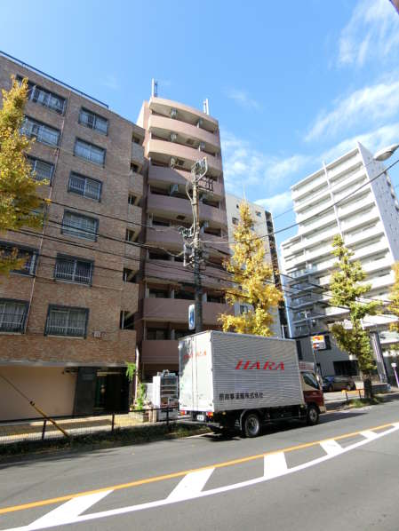 メインステージ中野弥生町外観・共用部9｜中野通り沿いにあるマンションです。徒歩圏内にスーパーもあるのでお買物も便利です。