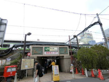東口はコンパクトな造りになっていますが、その分、入りやすい感じもしますね。