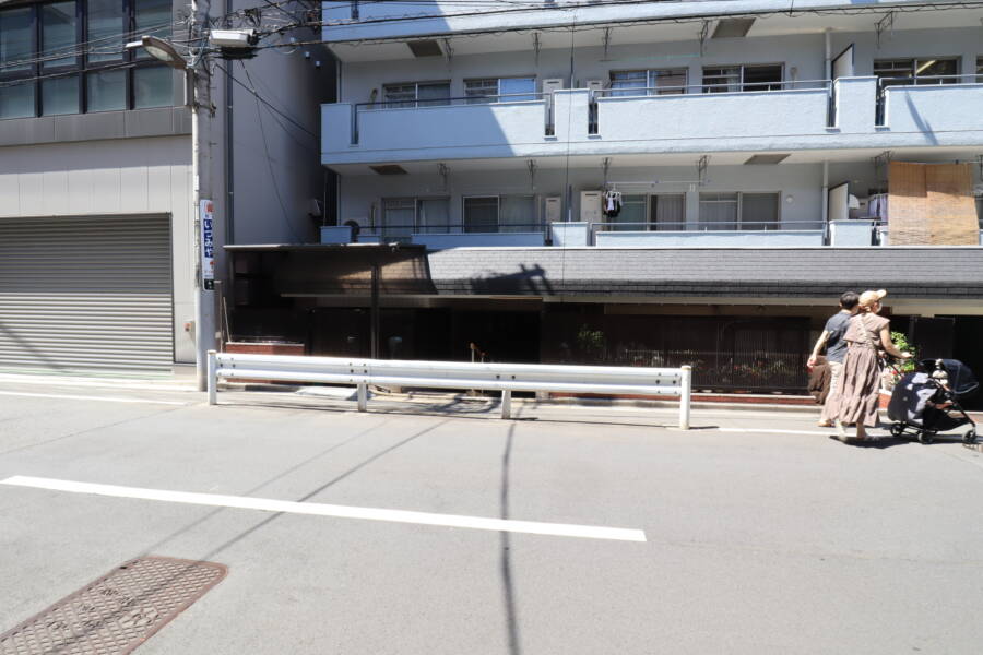 サンハイツ亀戸エントランス1｜南側前面道路は旧千葉街道です。