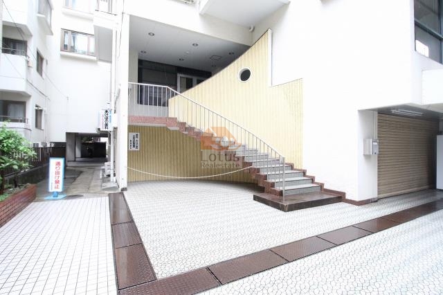 マンションニュー田端12｜マンションニュー田端の建物一部が写る写真。外構や周辺の雰囲気が伝わります。