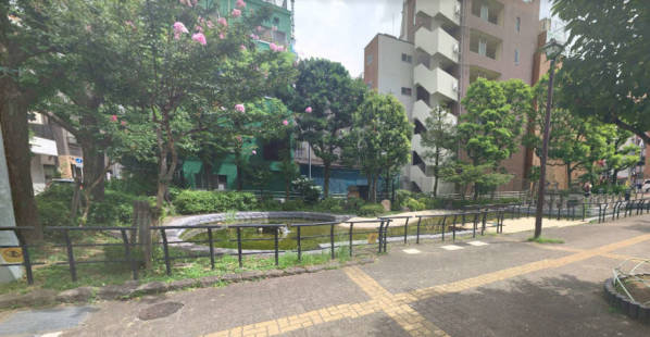 建物の西側の花川戸公園には小さな池があり、公園の中央には遊具があり小さな子供たちが遊べるようになっています。