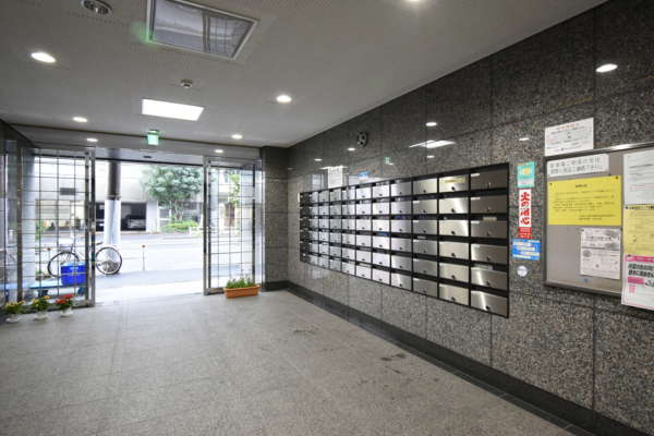 モリス御徒町外観共用部6｜エントランスのホールは大変ゆったりとしたつくりになっています。奥はオートロックになっています。