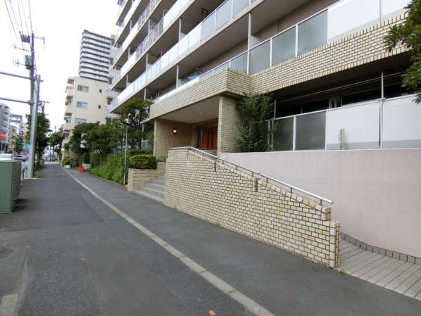 東陽町ガーデニア外観共用部13｜メインエントランスにはスロープが設置されています。入った右手に管理人さんがいます