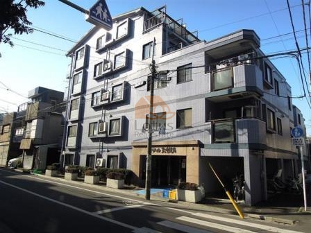 セザール第２中板橋は、清潔感のある淡いタイル貼りが印象的で、町の中でもパッと目を引く佇まいです。通りに面しながらも植栽がほどよく施され、静かな住宅街に溶け込んでいます。