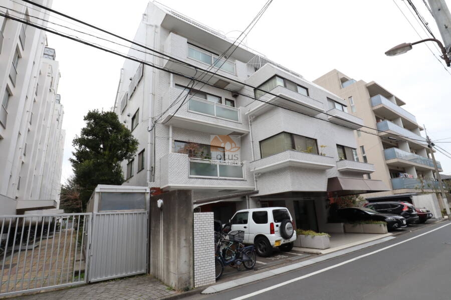 サンビューハイツ駒込観1｜建物は落ち着いた色合いのタイル貼りで、低層ながらも街並みに馴染む佇まいです。