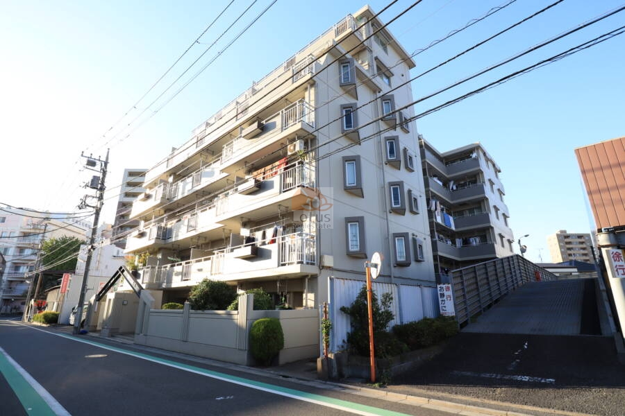 グリーンパーク立石外観2｜グリーンパーク立石は７階建てのマンションです。大通りから一歩入った立地です。周辺にはスーパー、飲食店、小学校、病院などあり生活便利な環境です。