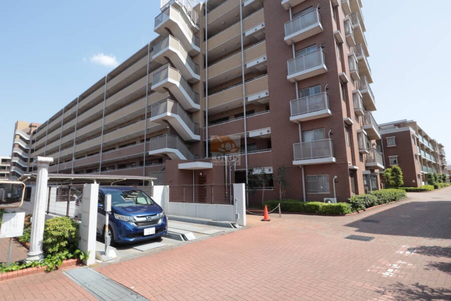ブロッサムコートむさし野共用部5｜敷地内の一角には機械式駐車場が設置され、立体的に車両を収納できる構造外構には低木の植栽も施され整然としています。