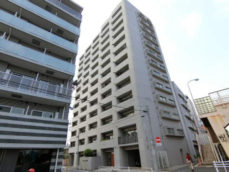 グランドマンション野方外観・共用部3｜こちらがグランドマンション野方です。グランドマンション野方は西武新宿線「野方」駅より徒歩８分です。写真の左手の建物が見晴らしを邪魔しているように見えますが、建物全部ではありません。