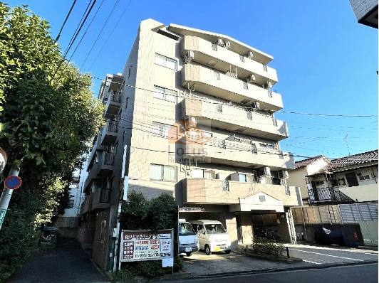 パークウェル落合外観１｜中井駅から徒歩５分程度の静かな住宅街の中にあります。北側に川が流れ風通しも良好です。近くにはスーパーやコンビニエンスストアがあり、買い物にも困りません。