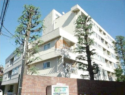 牛込中央マンションは、昭和42年築、6階建てのマンションです。淡いベージュの外壁と垂直ラインが静穏な街並みに調和しています。高木の植栽が並ぶ景観が、落ち着いた高級住宅地の印象をより一層際立たせています。