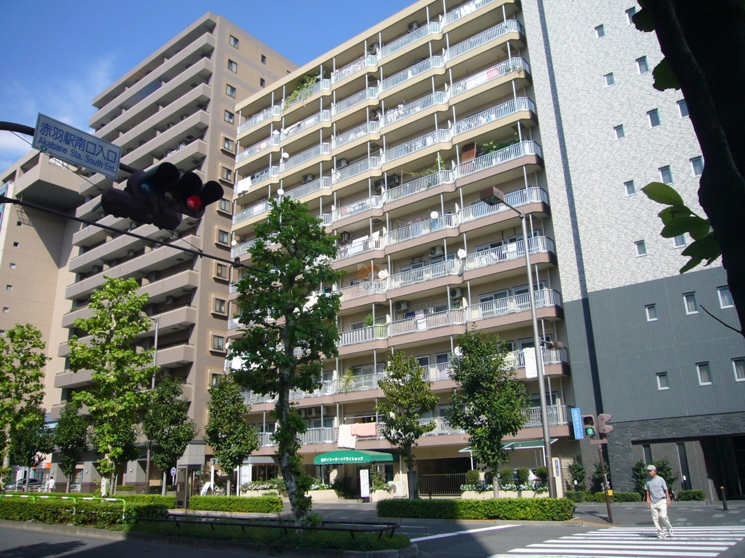 「赤羽駅」徒歩3分の立地らしく、駅前のにぎわいと生活利便がそのまま視界に入るポジションです。総戸数104戸のスケール感があり、バルコニーが並ぶ外観からは、日々の暮らしが息づいている雰囲気を感じます。赤羽グリーンハイツは昭和52年築、11階建てのマンションです。