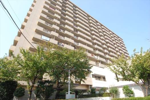 綾瀬プルミエ 外観3｜綾瀬プルミエは昭和６２年築の１４階建てです。１階にはコンビニエンスストア、足立区勤労福祉会館が入っています。
