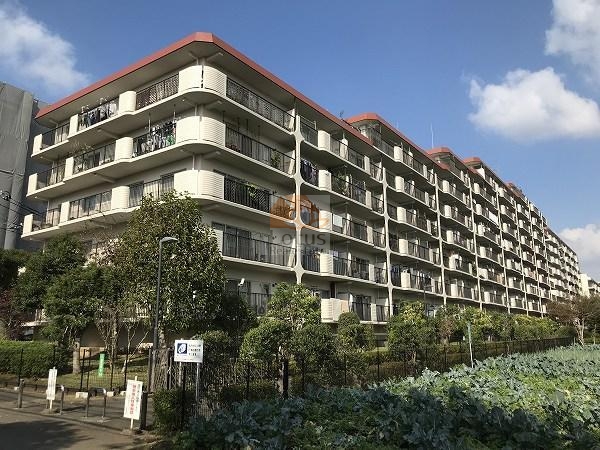 コーヅ関町スカイハイツ１号棟外観１｜コーヅ関町スカイハイツ1号棟は1980年（昭和55年） 6月に建てられた9階建てのマンションです。周辺は緑が多く、のどかな環境です