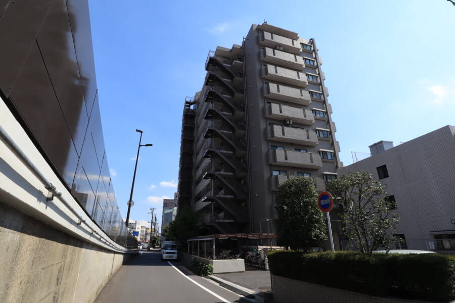 コスモ堀切菖蒲園外観4｜堀切菖蒲園駅から徒歩３分、川の手通り沿いに立地します。