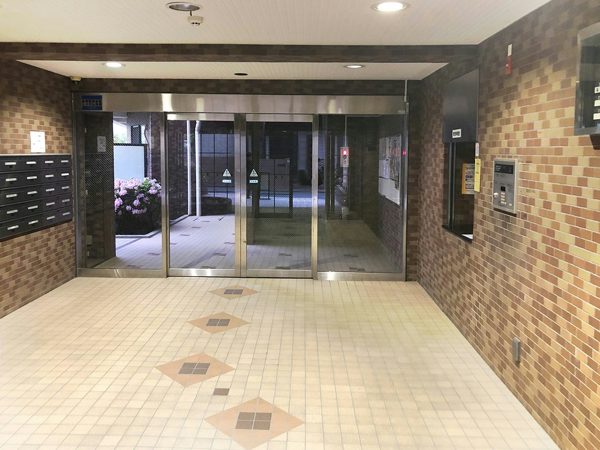 ライオンズマンション京成高砂エントランス１｜エントランスはオートロック完備です。