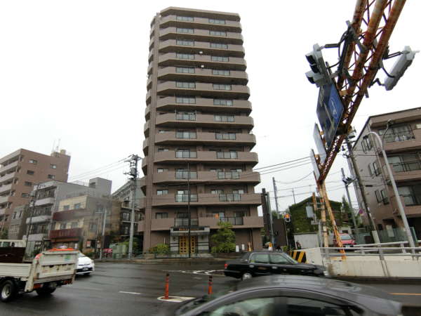 ダイアパレス東陽町２外観共用部11｜ダイアパレス東陽町２は清洲橋通りにある１４階建てのマンションです。