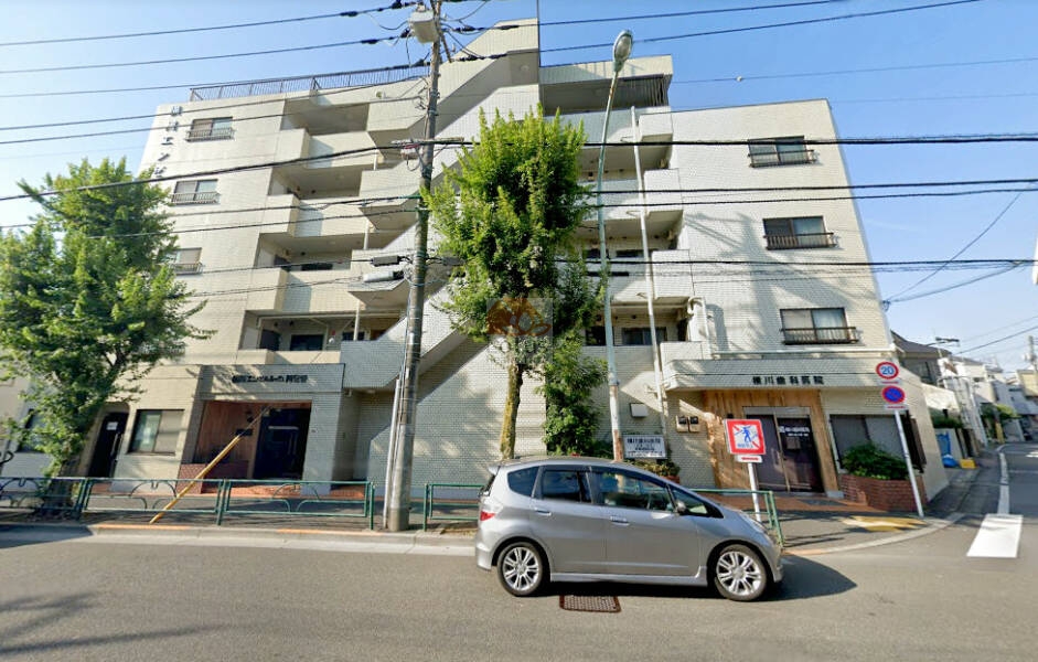 横川エンゼルハイム阿佐谷は昭和６０年築、６階建てのマンションです。早稲田通り道に面した立地ながら、バルコニー側には植栽が施され、都市の中でも穏やかな印象を与えています。6階建て・全34戸のコンパクトな構成が、住民どうしの距離を近く感じさせ、管理の目も行き届いています。築年数を感じさせない、きれいに保たれた外壁が、長年にわたる適切な管理を物語っています。