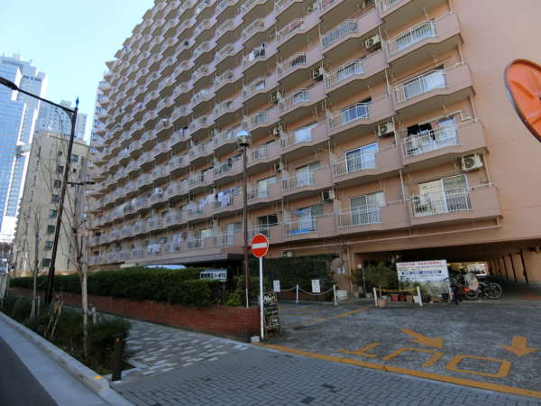 築地永谷コーポラス外観共用部1｜外観です。茶色で塗装の外観はいまっぽさはないのですが、適切にメンテナンスされて、管理状態の良好さをうかがわせて古さを感じさせません。