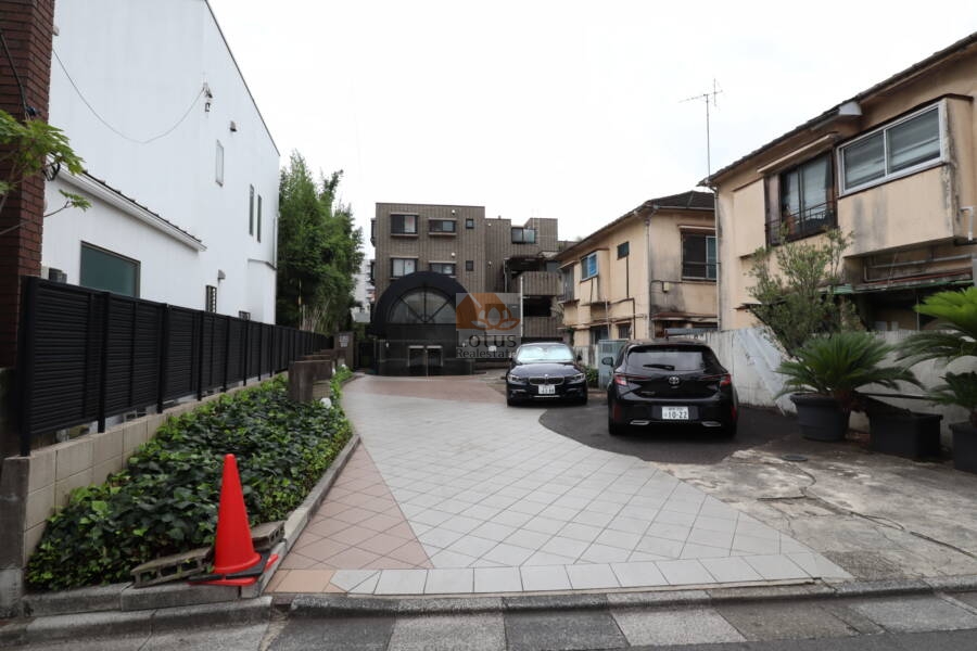 ハイネス東中野プリメール外観｜東中野駅より徒歩４分、山手通りを一本入ったところにあります。周辺は第一種低層住宅専用地域で落ち着いた静かな住宅地です。エントランスはオートロック式です。管理の行き届いたきれいなマンションです。