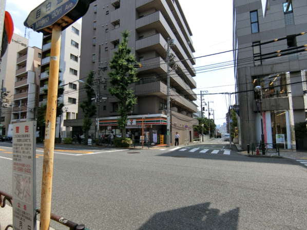朝日目白台マンションアプローチ3｜駅を出るとすぐ目白通りがあります。駅前にコンビニがあります。
