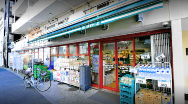 宮園キャピタルマンション-まいばすけっと中野中央２丁目｜エントランス前の大久保通りを渡って徒歩２分に「まいばすけっと中野中央２丁目店」があります。ミニスーパーです。いろいろそろっています。