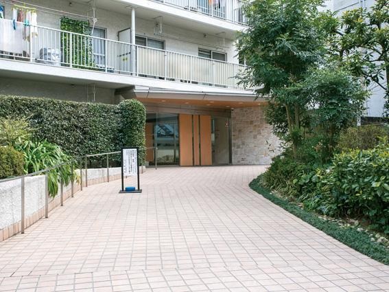 目白ガーデニア外観共用部2｜マンションのメインエントランスは建物の西側にあります。
