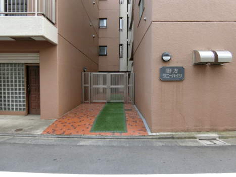 野方サニーハイツ外観共用部1｜マンション全体のエントランスのところに来ました。この門扉を空けてマンションに入ります。
