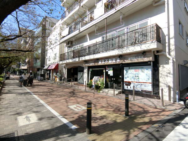 桜台マンション外観共用部1｜整然としたエントランスの周辺。