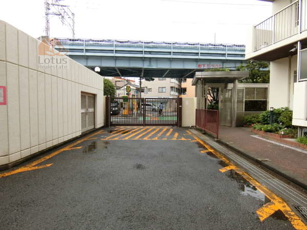 中葛西スカイハイツ外観共用部8｜裏手は共用部です。サブエントランスがあります。