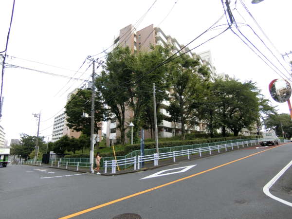 上高田四丁目団地１号棟外観共用部4｜若干のアップとダウンがありますが、ほどなく上高田四丁目団地に到着します。写真は１号棟です。