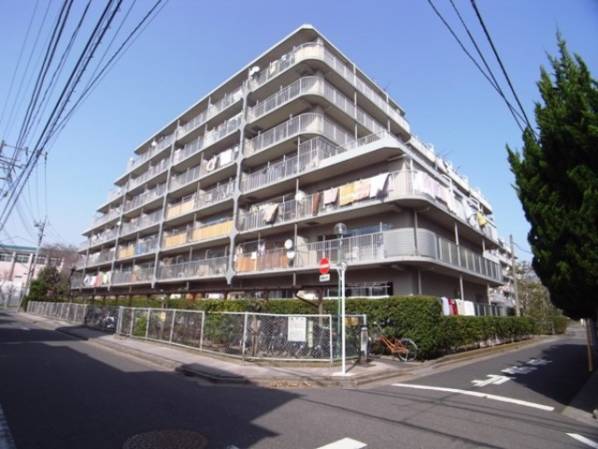 中川のここち良い風が吹く静かな立地で、東南側の向かいには区立中学校があり、ゆったりとのどかな住環境が魅力です。