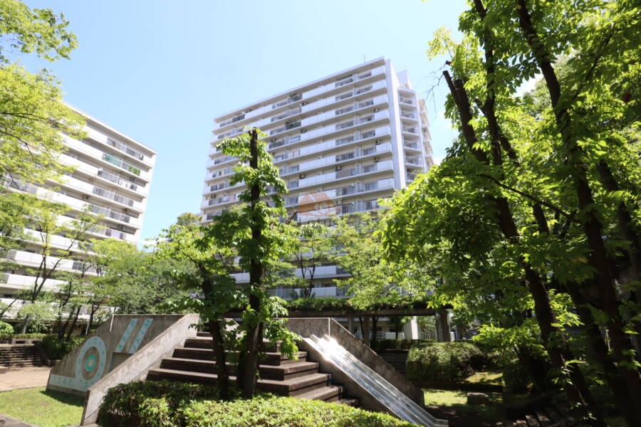 ファミリータウン東陽Ｄ棟外観2｜Ｄ棟は公園側にせり出して配置された棟で、公園に面しています。