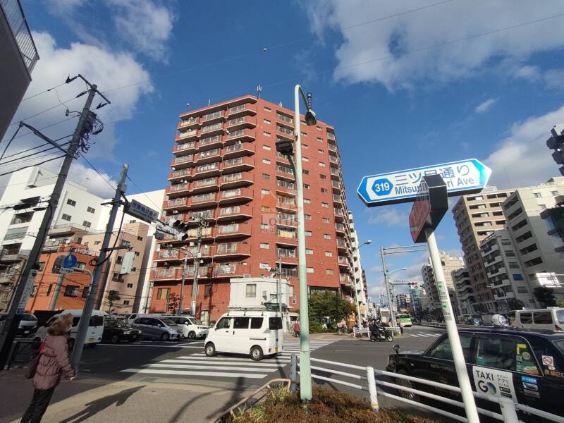 ライオンズマンション吾妻橋外観1｜ライオンズマンション吾妻橋は１３階建てのマンションです。浅草通りに面した角地に立地します。都営浅草線「本所吾妻橋」駅の出入り口が目の前にあります。