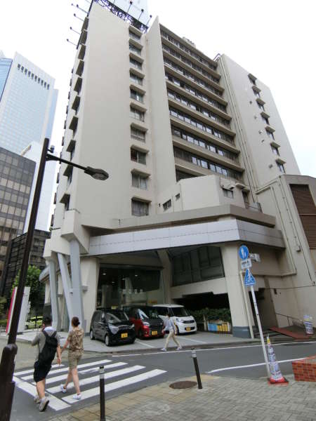 角筈マンション外観共用部｜オペラシティを出るとほどなく三菱自動車のディーラー展示場があります。それが角筈マンションです。