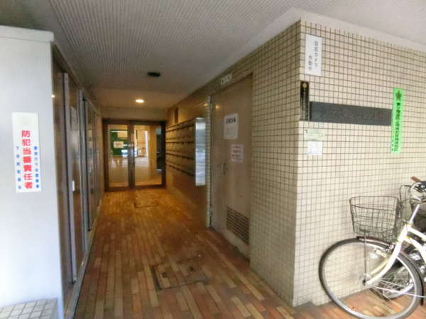 シティマンション上野外観共用部3｜少し引いたところにオートロックとなったエントランスがあります。