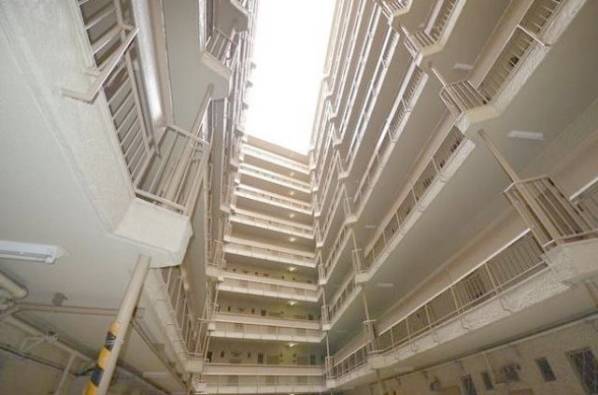 建物全体がV字型のレイアウトでバルコニーからの採光や風通しに優れています。