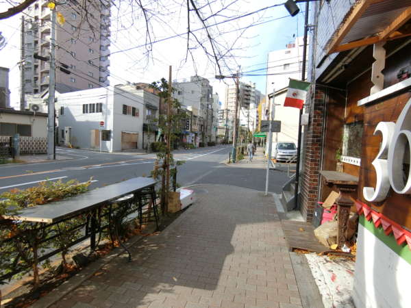エクセル入谷２号館アプローチ2｜駅を出て西（大通りではない方）に進み、バルのある角を右折します。路地に入ります。