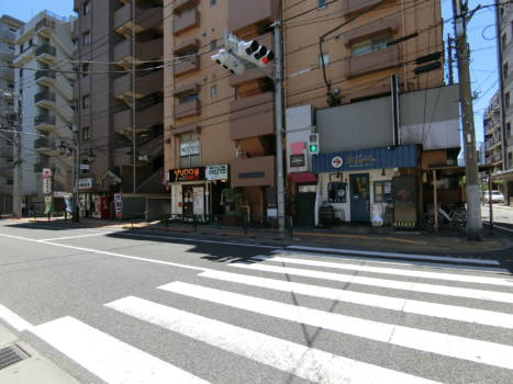 ハイライフ桜台外観共用部2｜ハイライフ桜台を基底部から撮影しています。１階には飲食店が入っていて、賑わいを感じるマンション。ときどき寄るのもいいかもしれませんね。