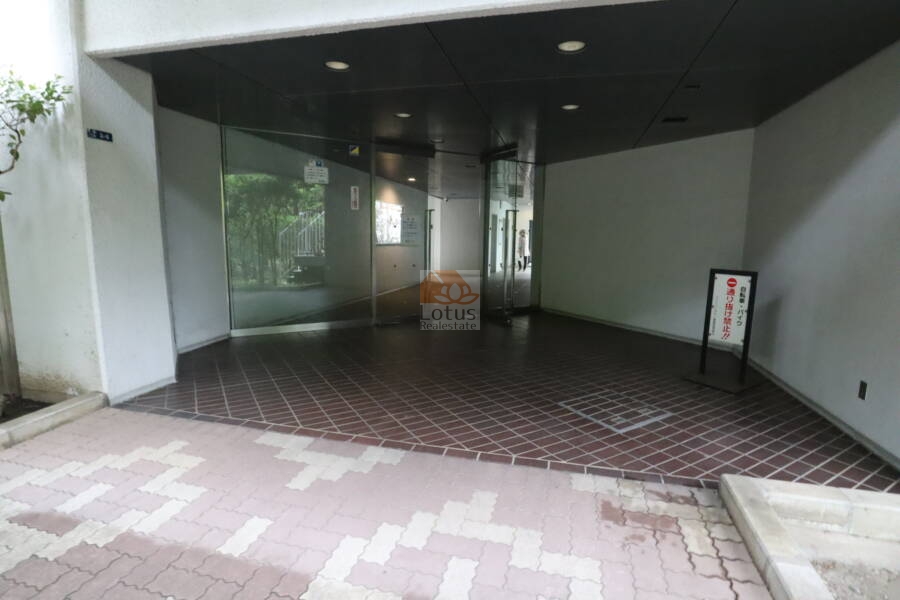 ファミリータウン東陽Ｌ棟東側エントランス1｜２つあるエントランスで東側のエントランスはＭ棟、Ｎ棟と共用です。